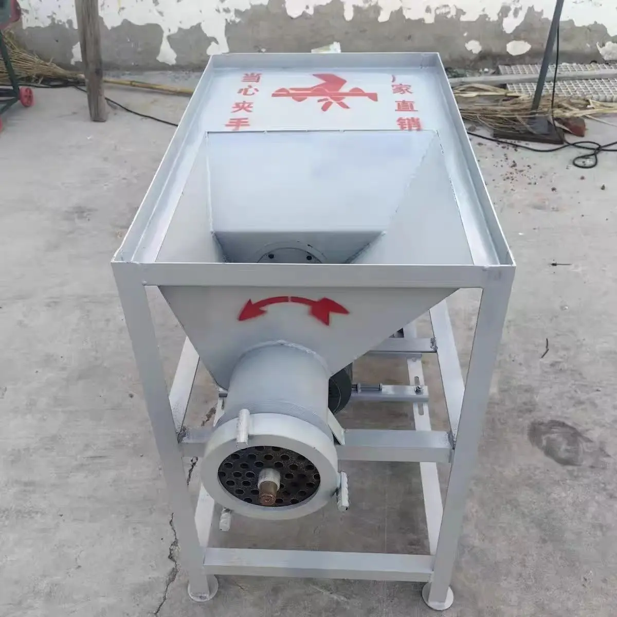 Bone Crusher Machine Commercial - 業務用鶏肉粉砕機、鶏の骨を砕く機械。家畜農場で鶏全体を粉砕するために使用。